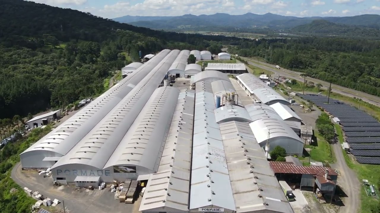 A Pormade, maior companhia de portas do setor de construção civil do Brasil, realizou investimentos em energia renovável em suas operações. Com isso, a empresa tem o objetivo de transformar toda a sua indústria em 100% sustentável, contribuindo para o meio ambiente e economia dos negócios.