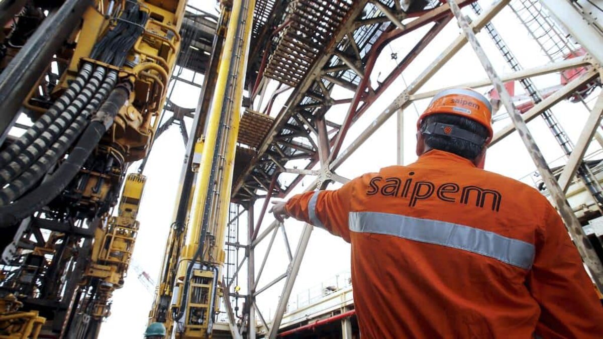 Algumas vagas de emprego offshore foram abertas pela Saipem para recrutar profissionais que residem ou teriam disponibilidade para morar em São Paulo ou Rio de Janeiro.