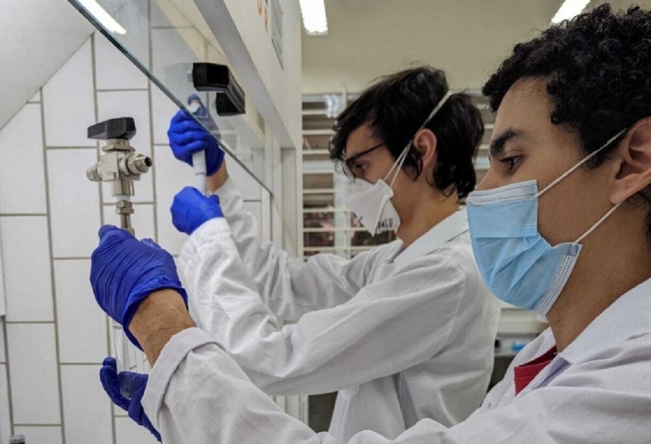 Cientistas brasileiros conseguem converter metano em metanol usando luz solar