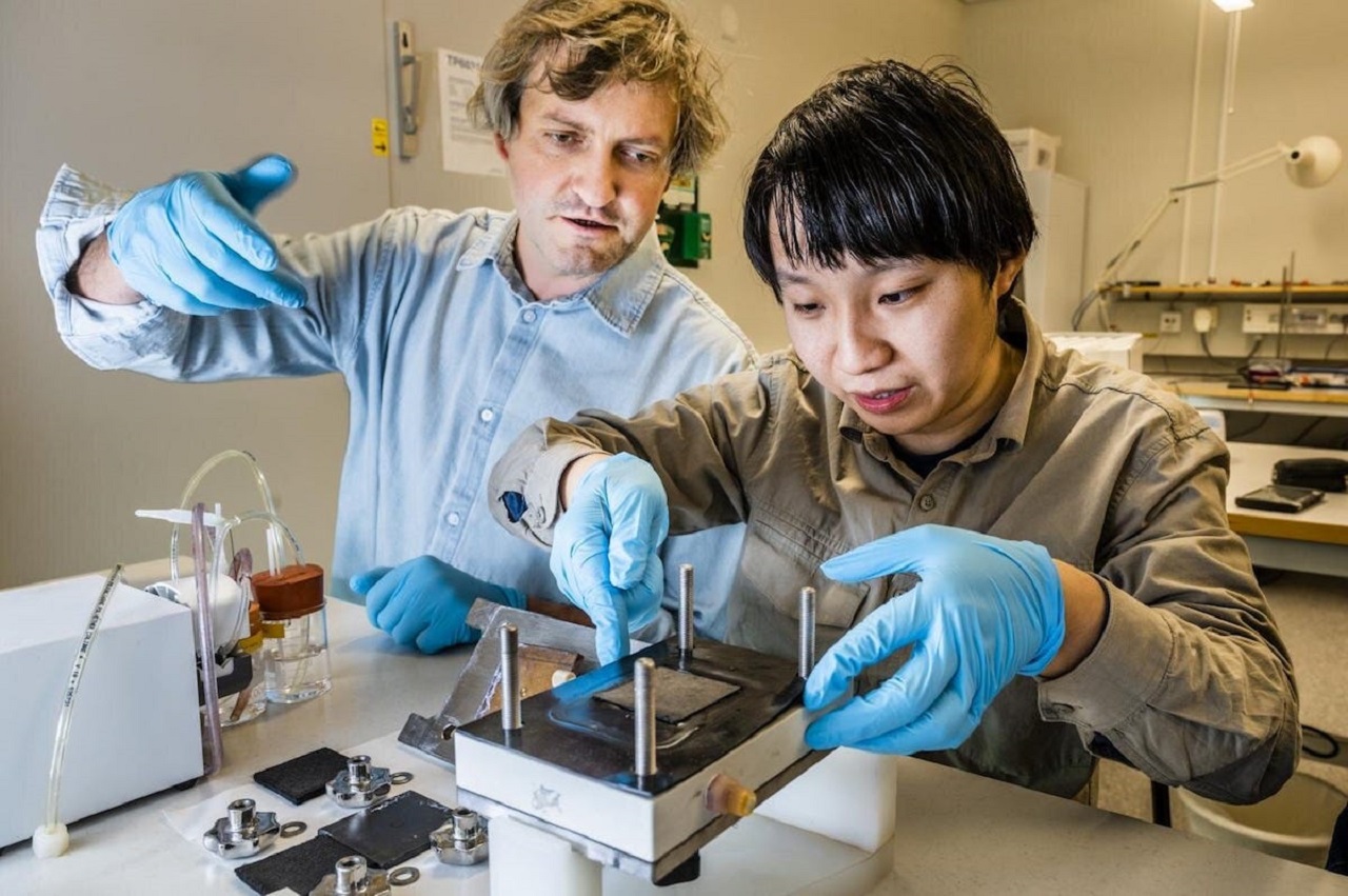 Cientistas criaram bateria renovável a base de grafeno que recarrega em 10 segundos e nem sequer precisa ser ligada à tomada