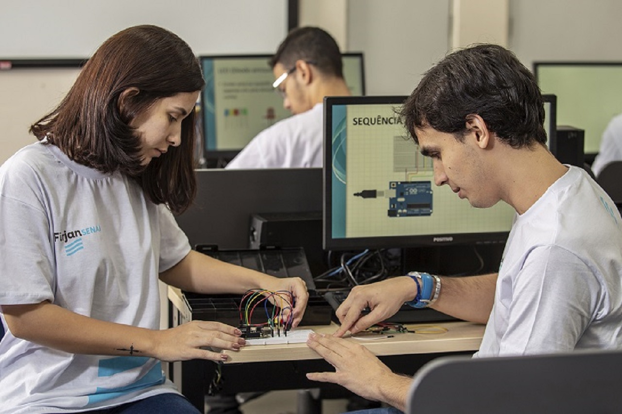 Prefeitura de Niterói e Firjan anunciam 500 vagas em cursos gratuitos para formar novos eletricistas, mecânicos, padeiros e mais