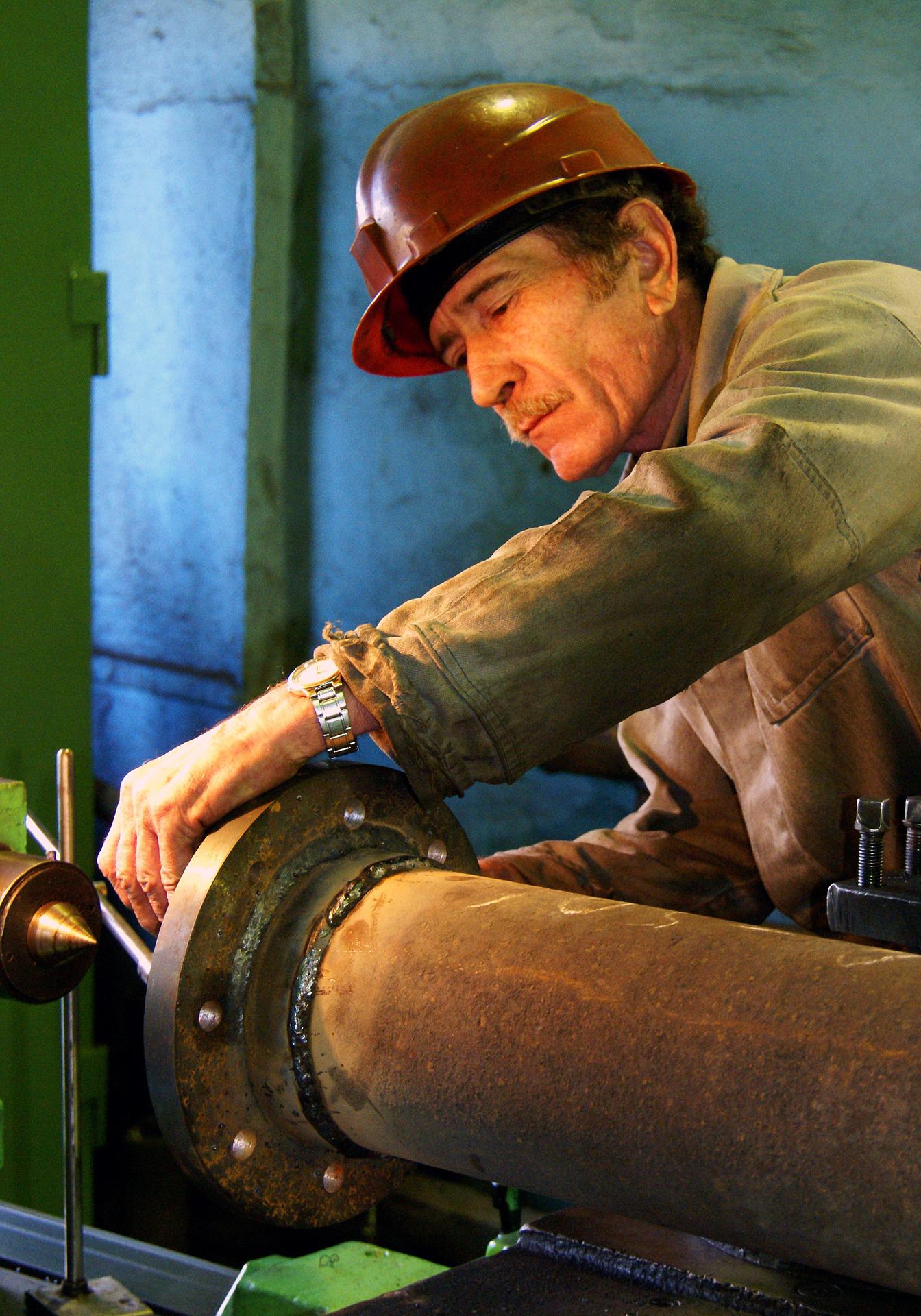 Rio de Janeiro (RJ) tem concurso público com mais de 600 vagas para pedreiro, eletricista, pintor, mecânico, serralheiro, borracheiro e outros sem ensino superior