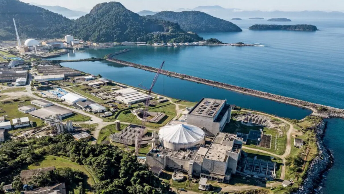 A empresa Eletronuclear fornecerá os seus serviços para as obras da usina nuclear Angra 3 após a renovação da licença ambiental necessária para o projeto e entregue pelo Ibama ao longo desta última semana.