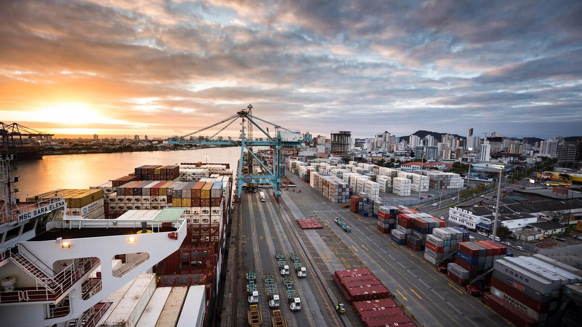 Previsto para ocorrer ainda durante este ano, o projeto de privatização do Porto de Itajaí agora passa por uma revisão na modelagem, realizada pela Antaq em razão do possível afastamento de empresas em razão das exigências de investimentos.