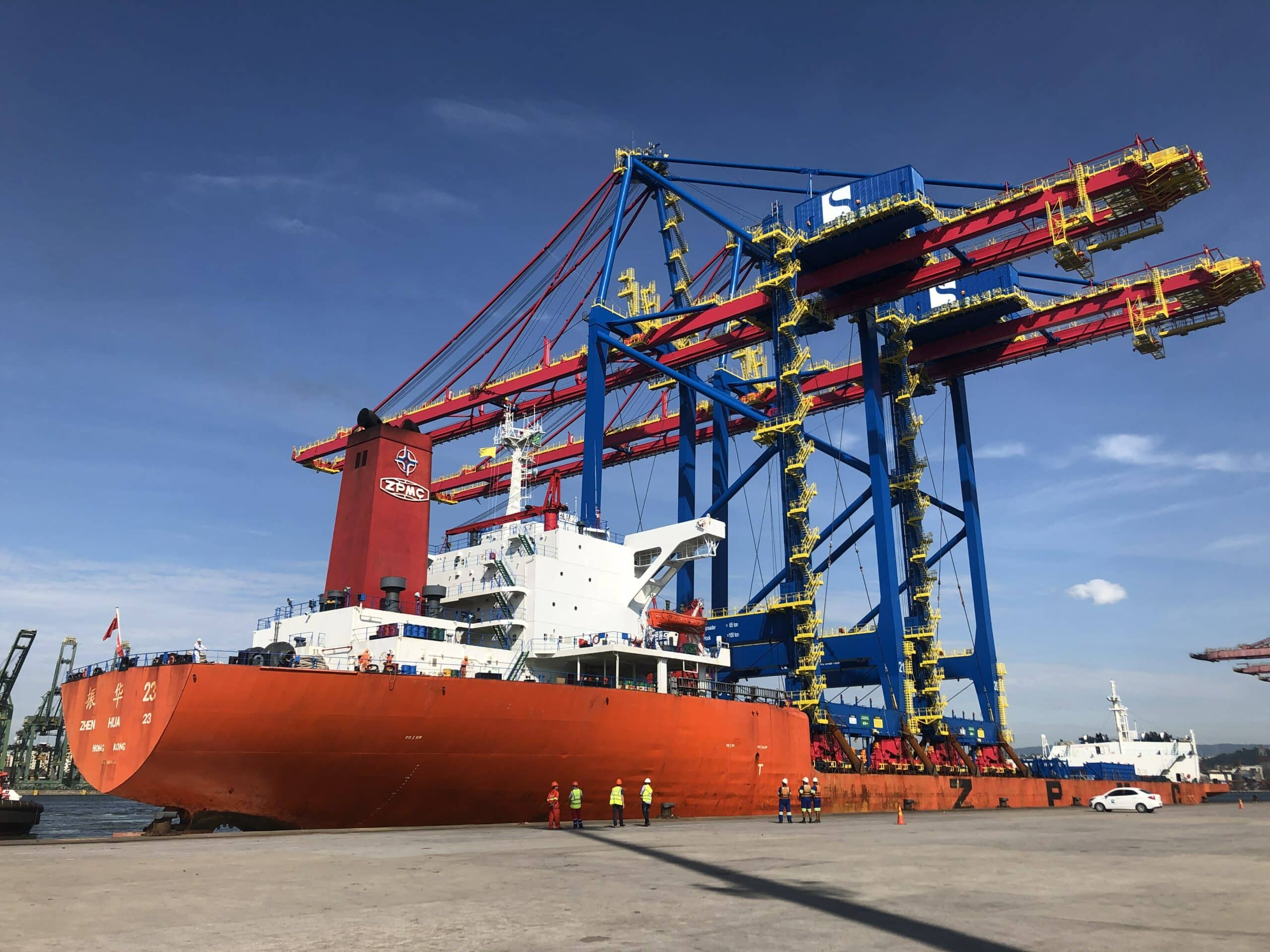 A modernização do Tecon Santos no Porto de Santos com o investimento de R$ 540 milhões realizado pela Santos Brasil continua a todo vapor e a empresa acaba de adquirir novos equipamentos para o complexo.