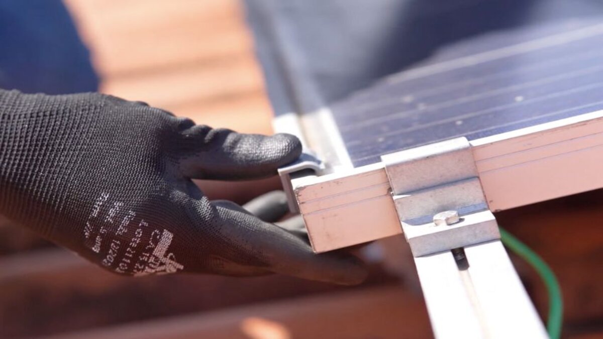 Gigante no mercado nacional de fixação de sistemas solares, a companhia Solar Group lançou ao mercado de energia solar novas tecnologias de fixação dos painéis solares para garantir mais qualidade e produtividade na geração de energia.