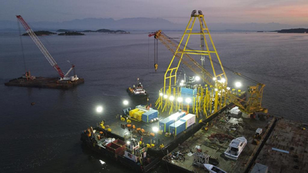 Balsa trecho subaquático do projeto Interligação Elétrica Biguaçu em Florianópolis