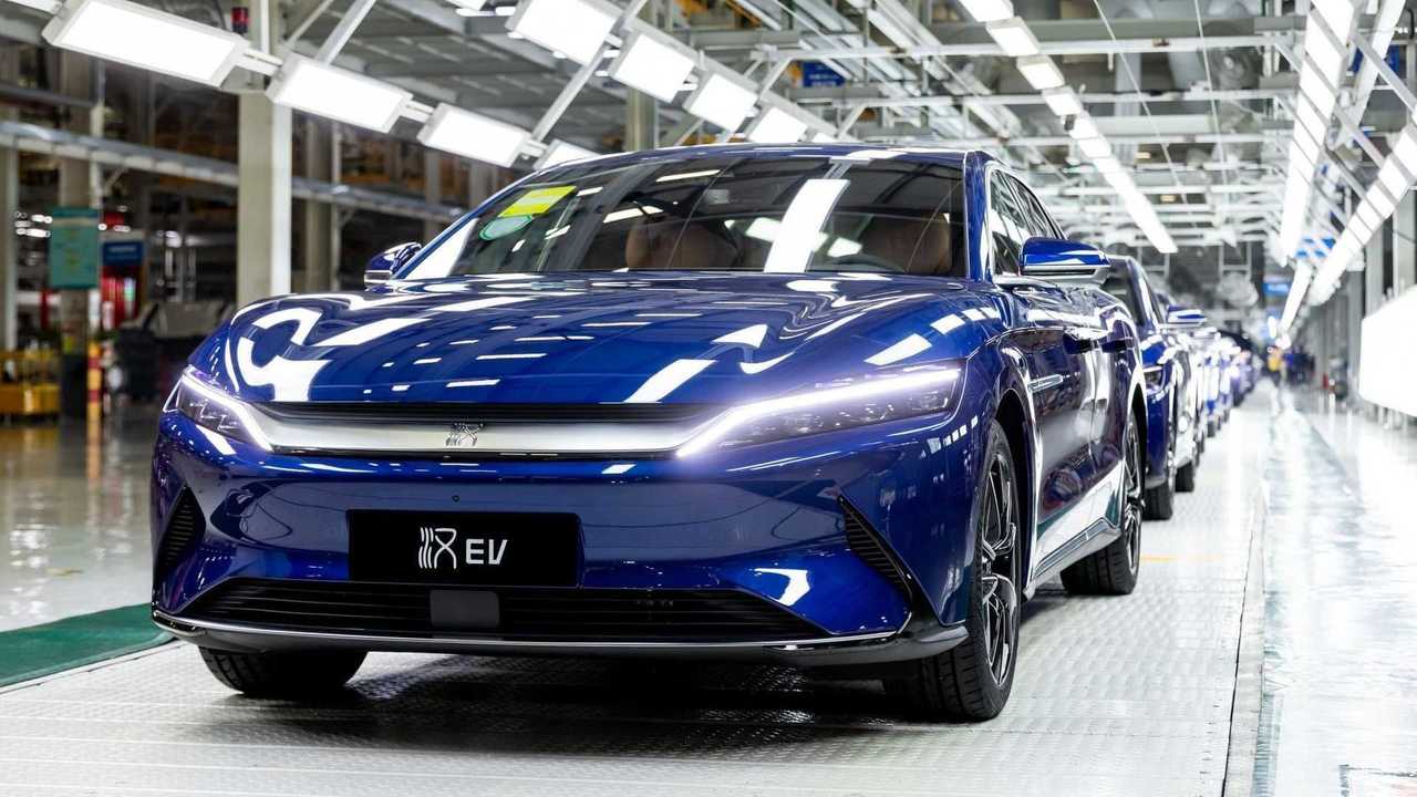 Mercado de carros elétricos na China continua quebrando seus próprios recordes após vender meio milhão de veículos em um mês