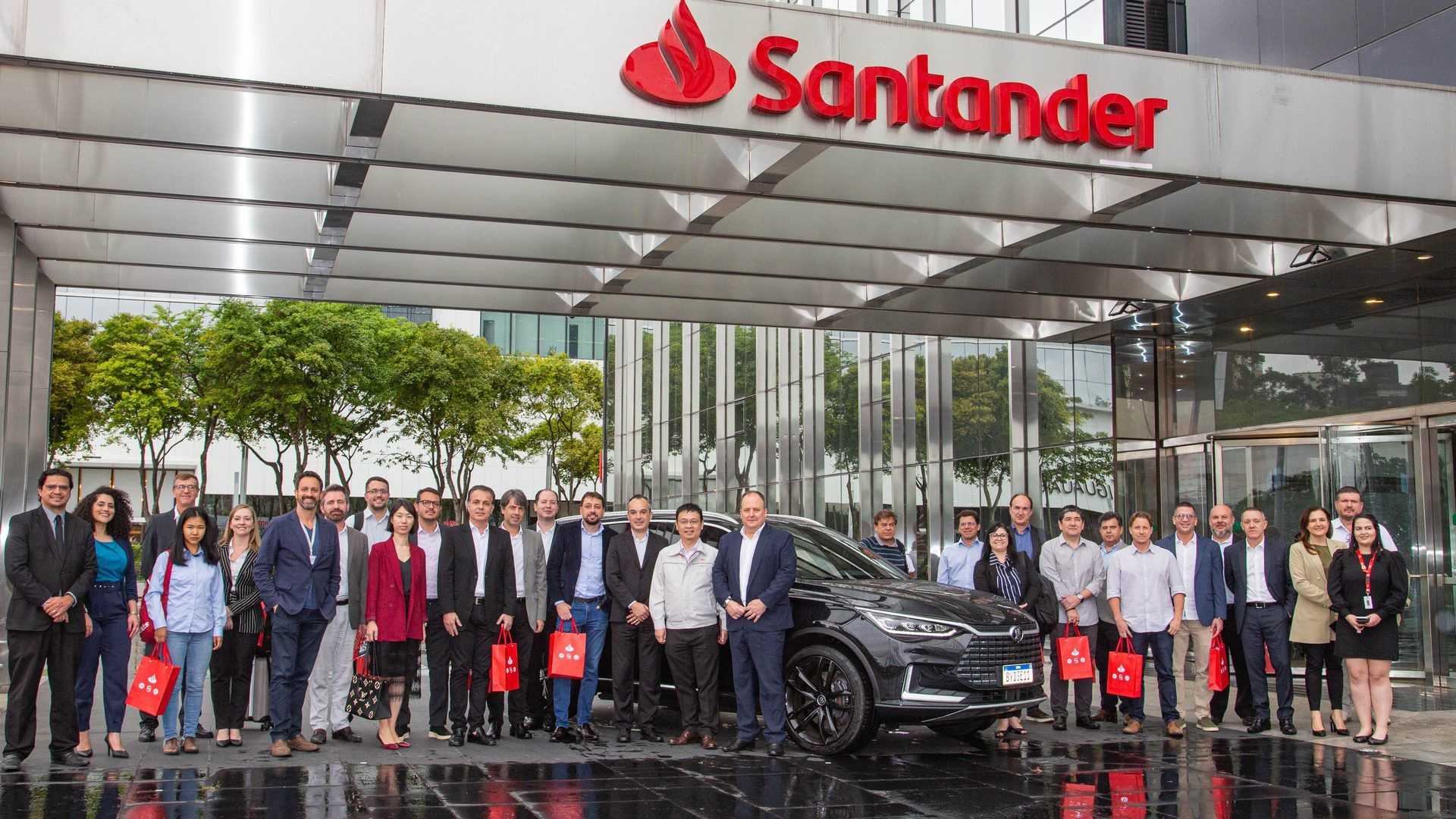 Chinesa BYD fecha parceria inédita com Santander para financiar carros elétricos através de plataforma 100% digital
