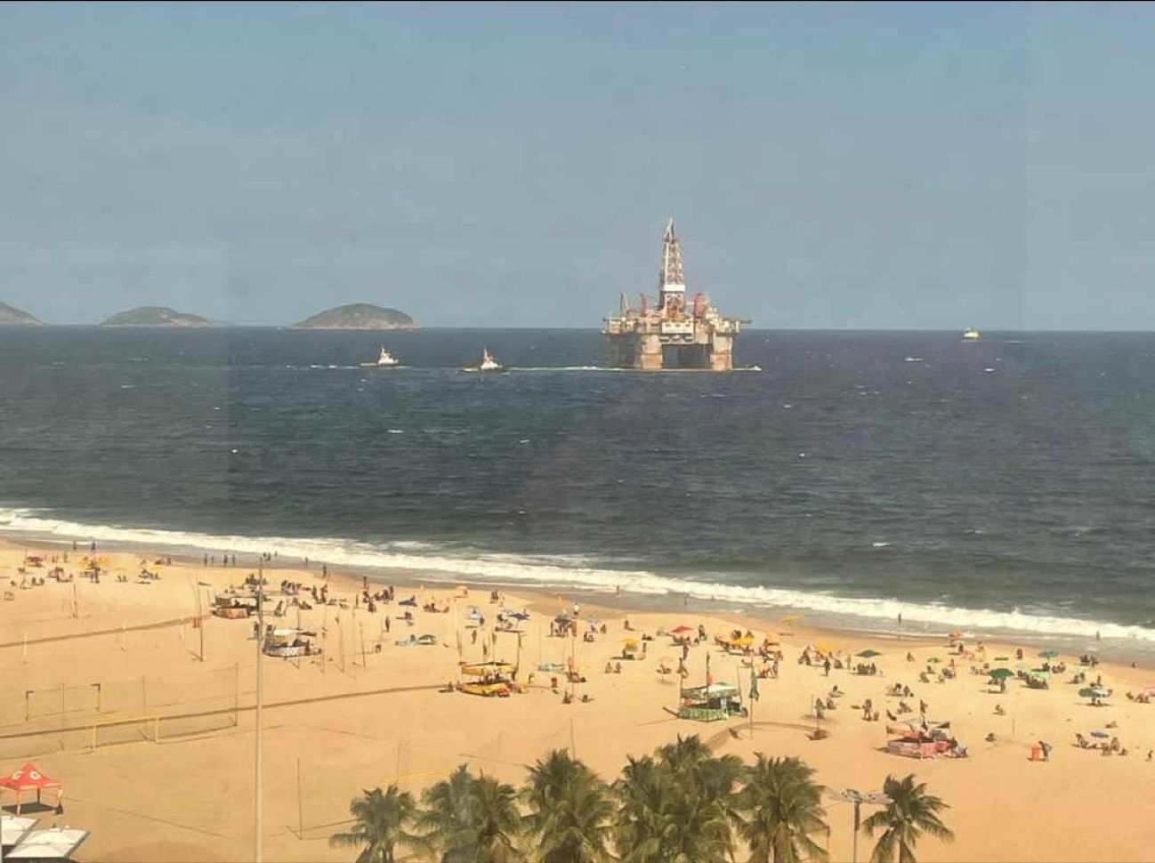 sonda semissubmersível Alpha Star Constallation nas praias do Leme e Copacabana