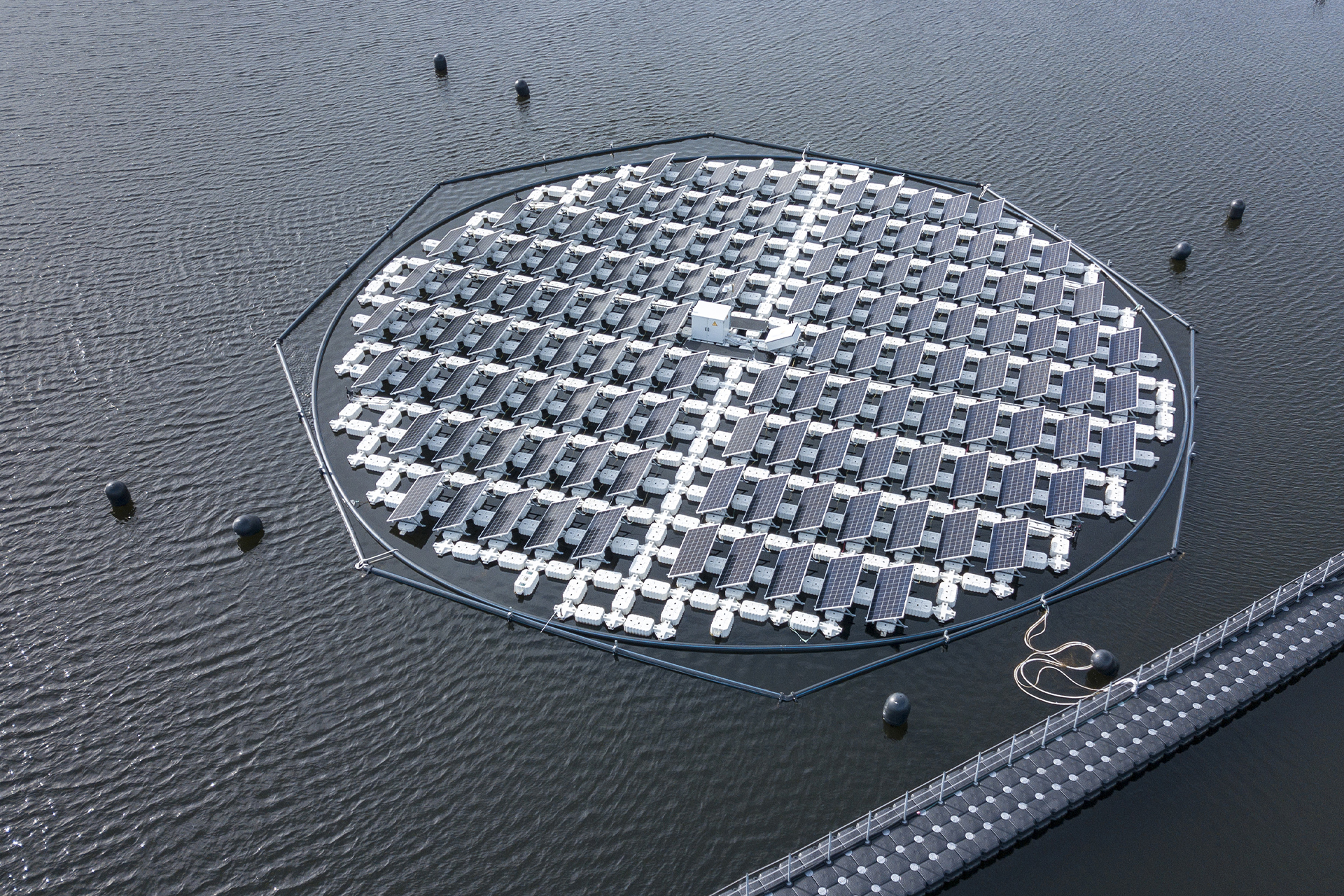 Ilha de painéis solares flutuantes com tecnologia de rastreamento, persegue a posição do sol para captar o máximo de radiação possível