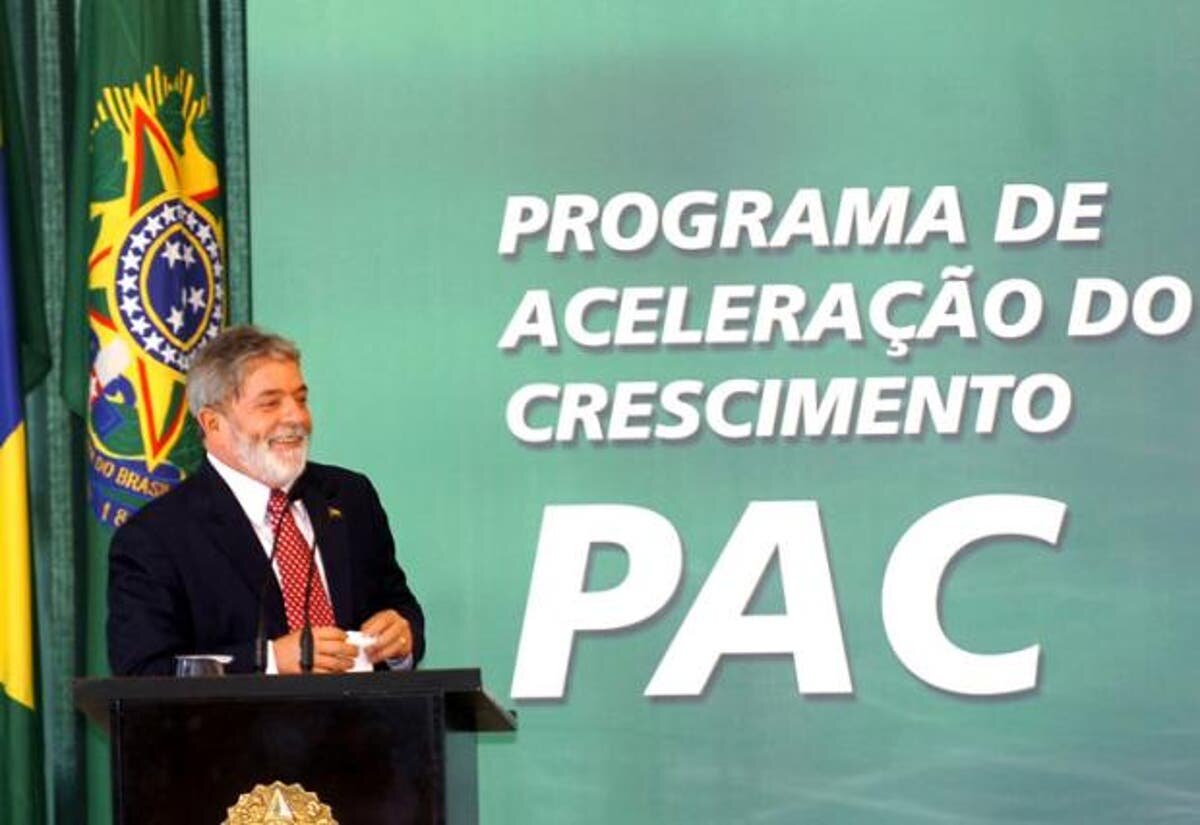 Famoso projeto da década de 2000, o PAC voltará ao Governo Lula ao longo de 2023 com investimentos de R$ 40 bilhões. O teto de gastos será aplicado no desenvolvimento de obras de infraestrutura e finalização de projetos não acabados no Brasil.