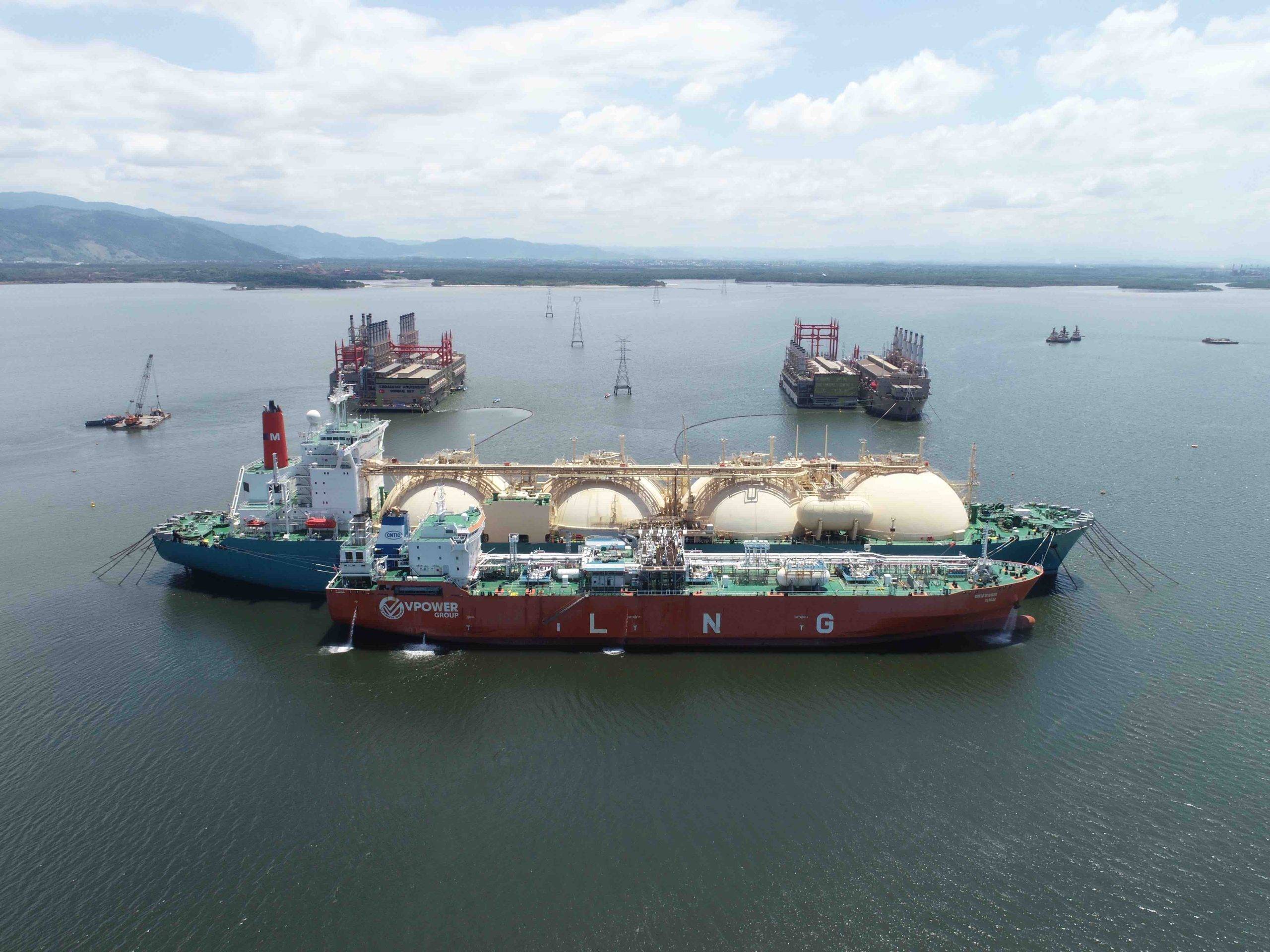 A operação de transferência de gás natural para o navio da companhia Karpowership foi um sucesso no Porto de Itaguaí. O produto agora no FSRU será destinado aos projetos das termelétricas flutuantes da companhia energética.