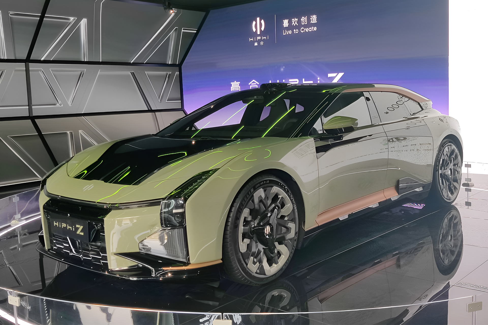 Carro elétrico excêntrico começa a ser fabricado com 705 quilômetros de autonomia, 662 cavalos de potência, baterias de 120 kWh de capacidade