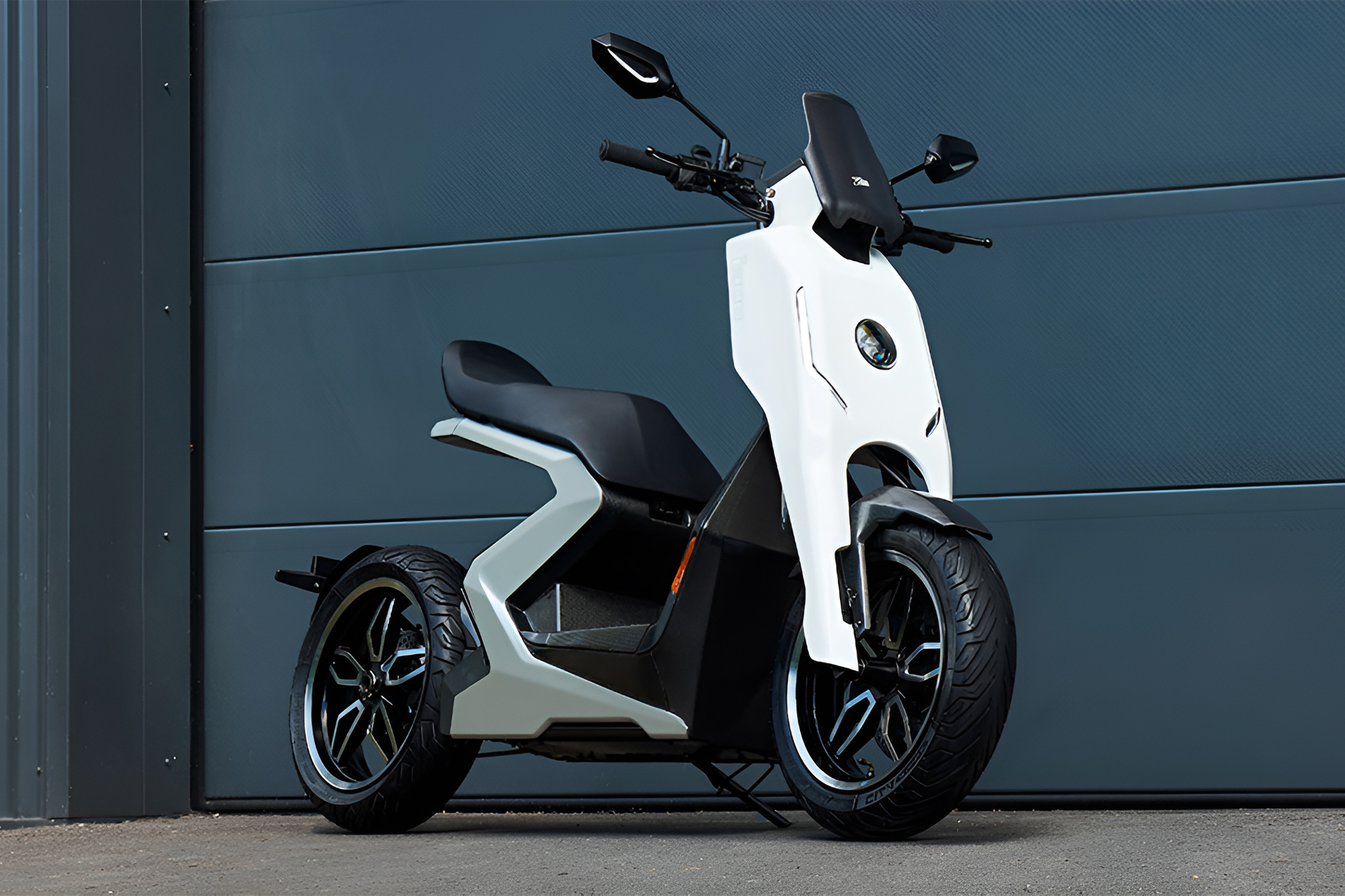 Moto elétrica sustentável fabricada com plástico reciclado dos oceanos vem equipada com um motor de 14 kw de potência e pode atingir 97 km h