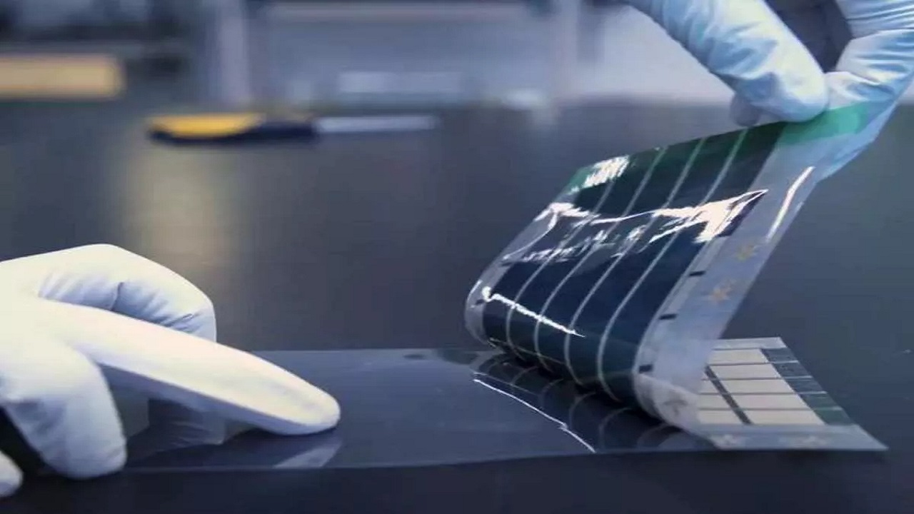 Novos painéis solares ultraleves e finos pesam 100 vezes menos do que os modelos convencionais e geram 18 vezes mais energia