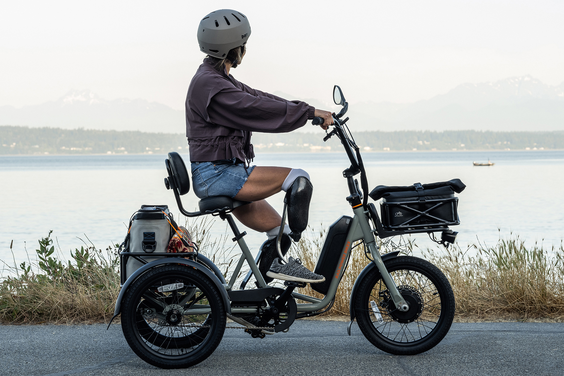 Triciclo elétrico da Rad Power Bikes é considerado de baixo custo, veículo é dobrável para facilitar o armazenamento