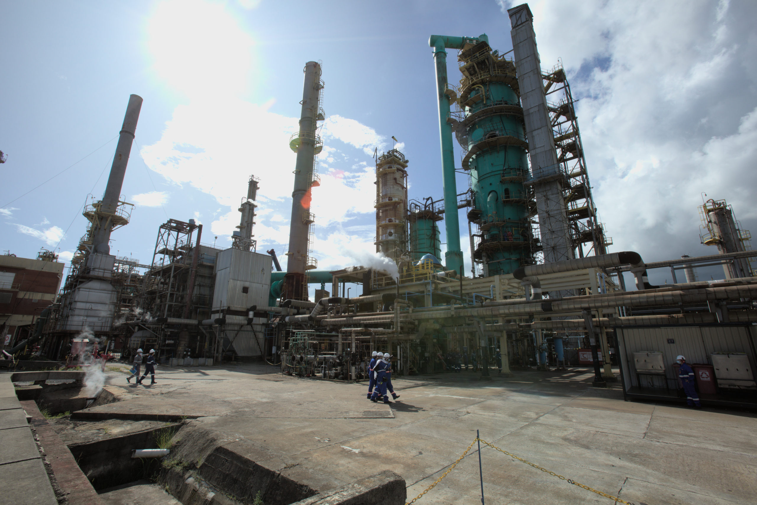 O recuo dos valores internacionais dos combustíveis levou a Acelen a reduzir também os preços na Refinaria de Mataripe. Enquanto o diesel contou com uma redução de 10% no seu valor, a gasolina reduziu 5%, no repasse final às distribuidoras.