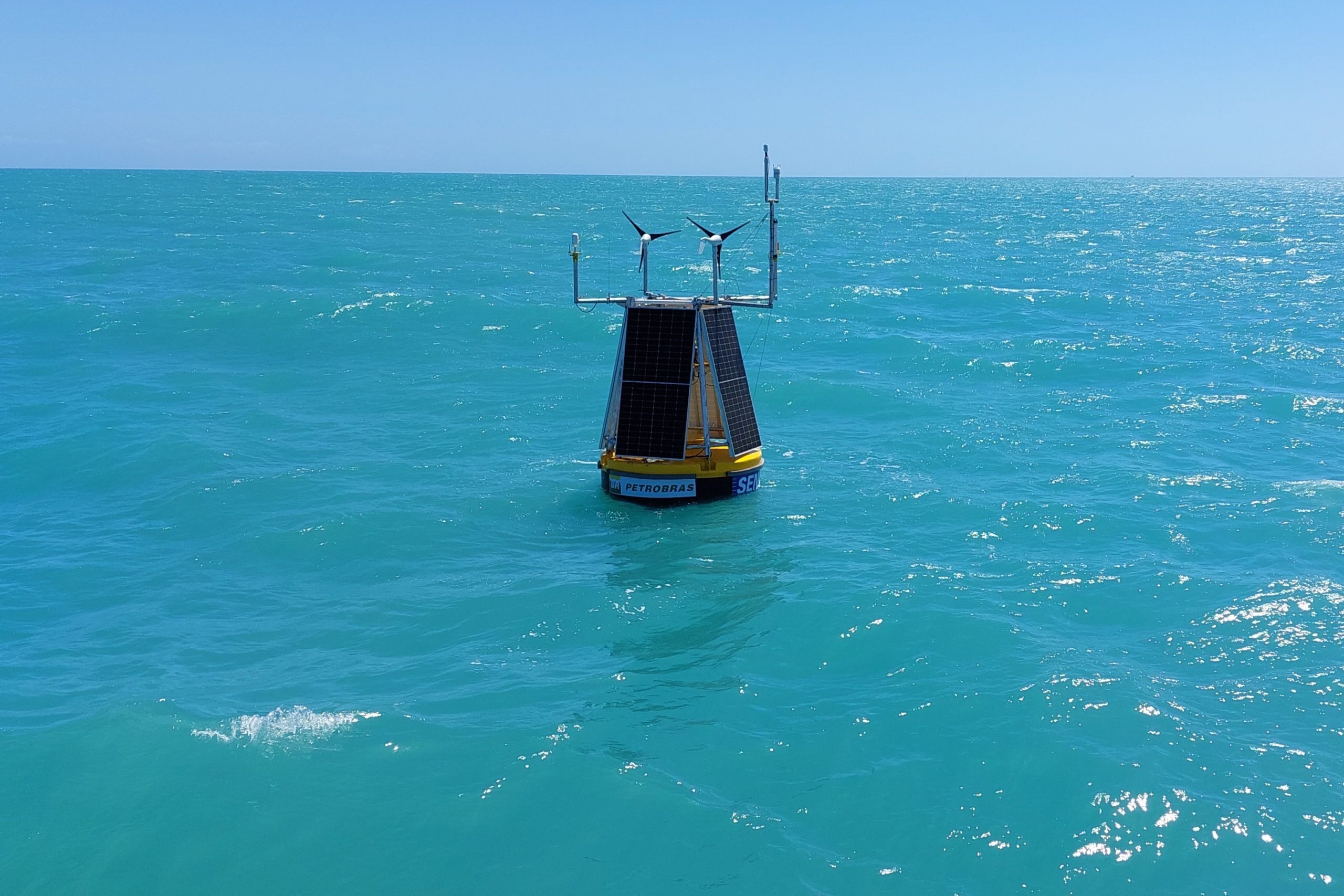 A boia de medição de ventos é a mais nova tecnologia da Petrobras para futuros projetos de energia eólica offshore em todo o Brasil. A empresa está realizando testes no litoral do Rio Grande do Norte para verificar a qualidade e funcionalidade do novo equipamento.