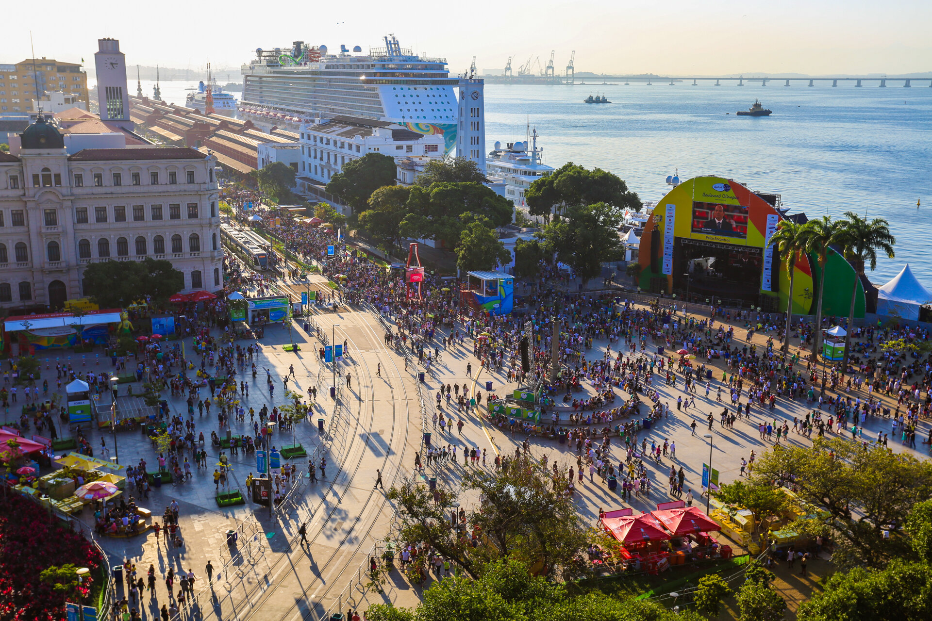 A temporada de cruzeiros no Rio de Janeiro está sendo maior que o esperado, trazendo mais de R$ 1 bilhão para a economia local. Somente durante a primeira quinzena de dezembro, são mais de 65 mil turistas que chegam ao Píer Mauá, segundo a Clia.