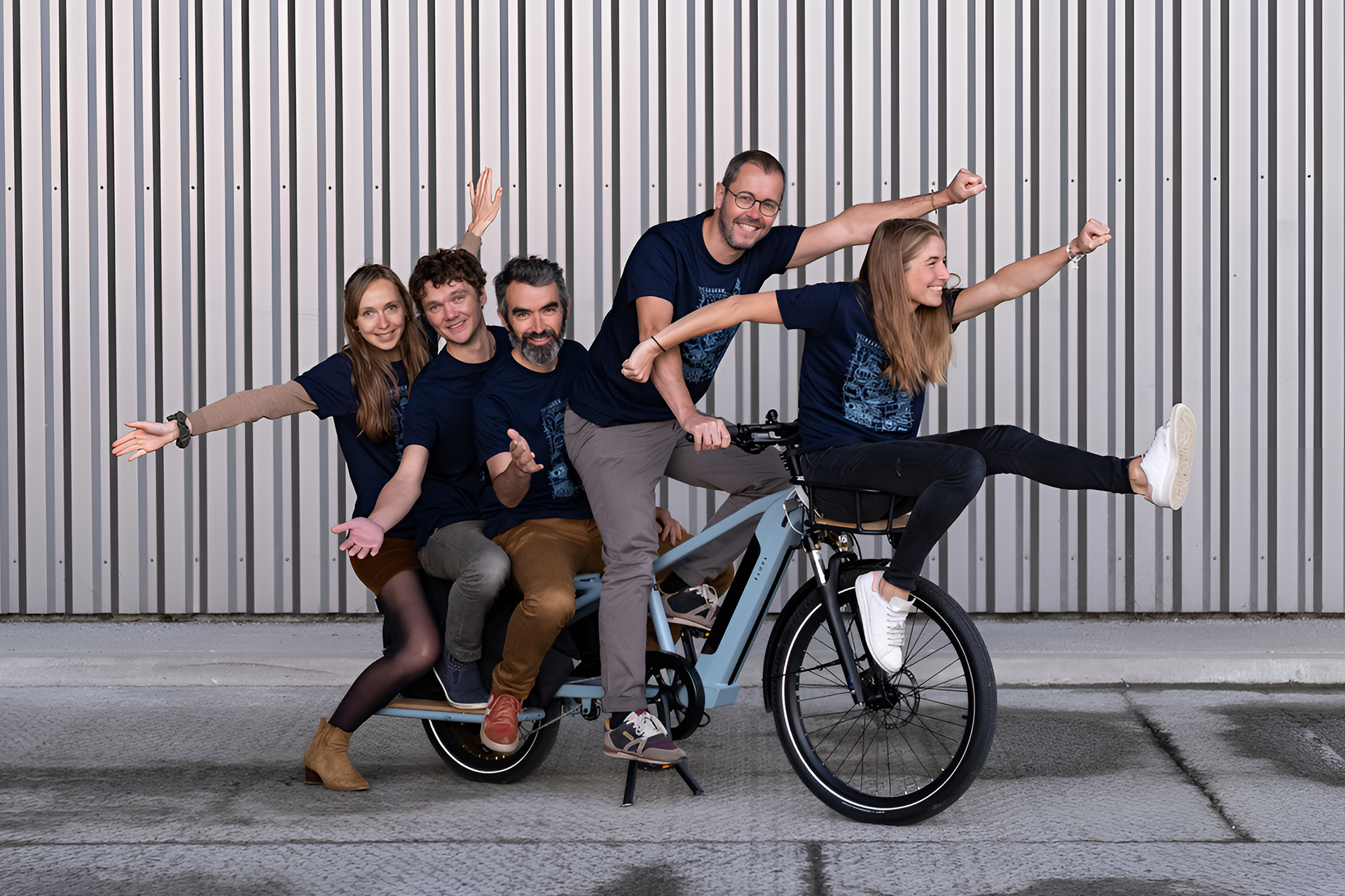 Bicicleta elétrica da Decathlon aguenta mais peso que uma moto, vem equipada com motor de 500W de potência no cubo traseiro e possui bateria potente que proporciona até 90 Km de autonomia