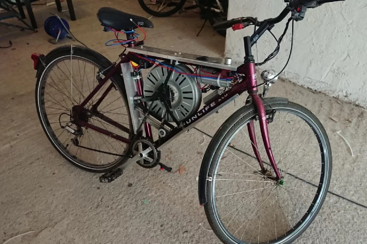 Homem cria bicicleta elétrica que atinge 110 kmh utilizando motor de uma máquina de lavar