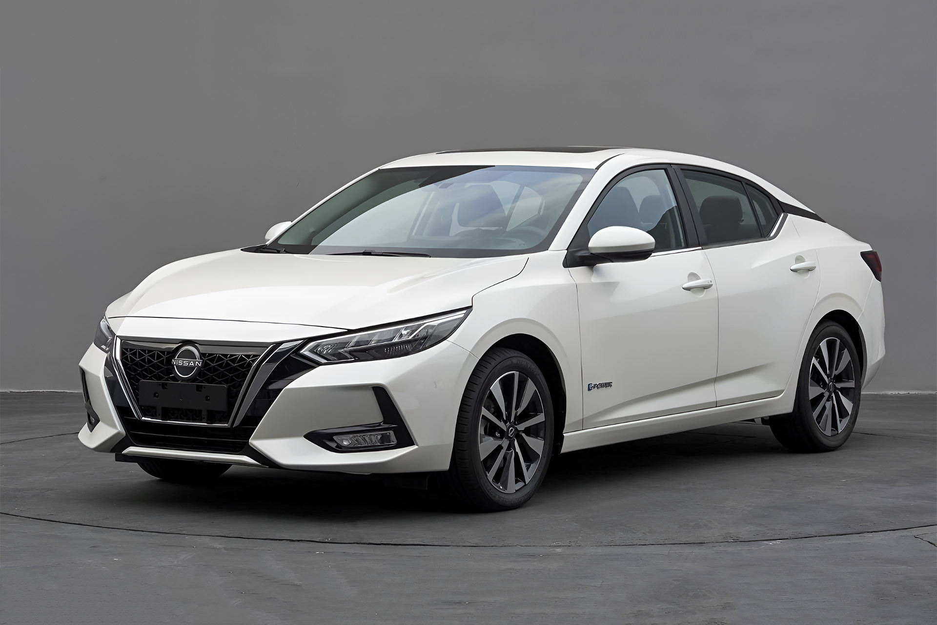 Nissan Sentra híbrido supereconômico pode rodar 1200 Km com apenas um tanque de gasolina e vem com  motor elétrico de 100 kW, 136 cv e 30,5 mkgf de torque