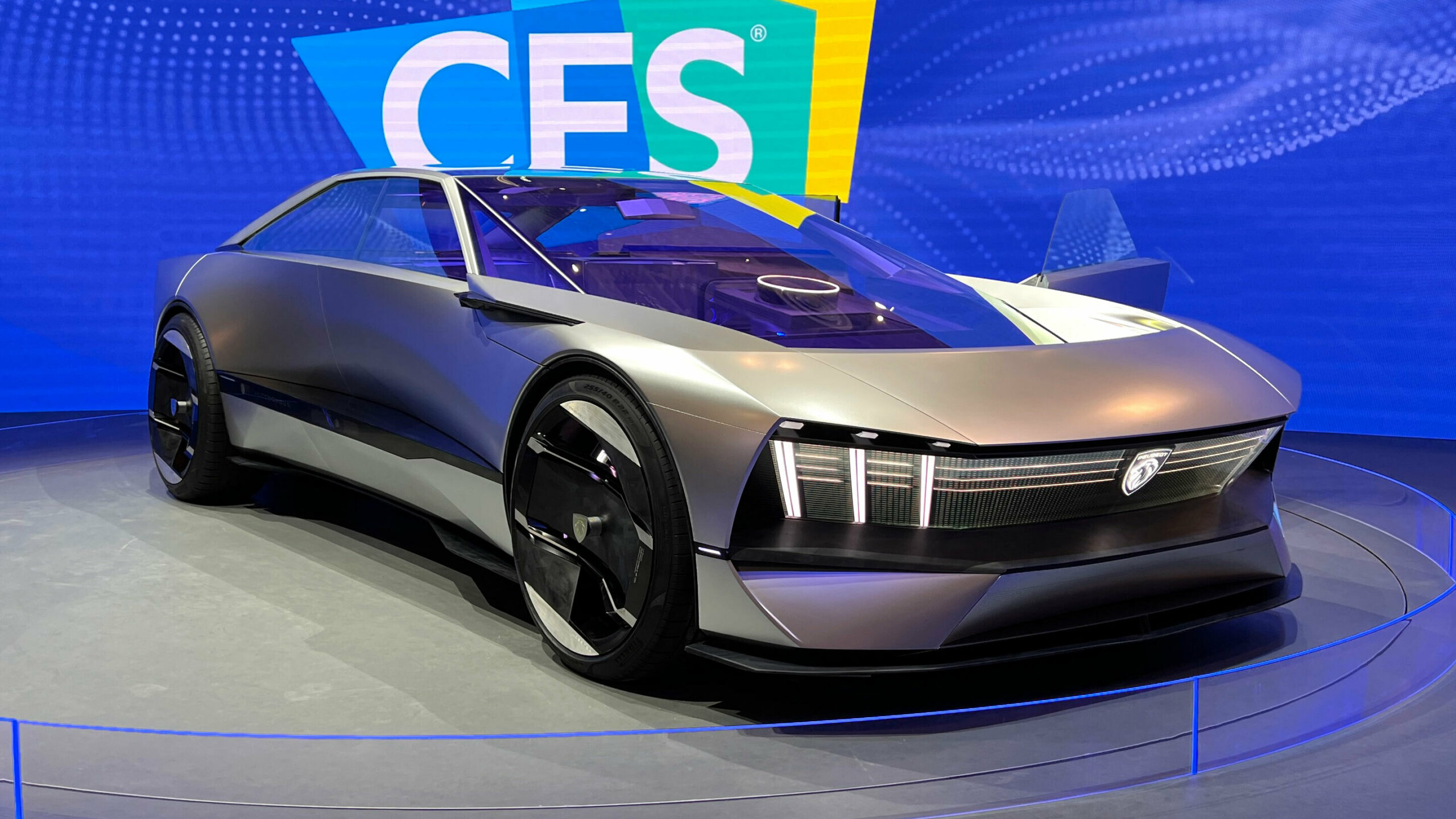 Novo carro elétrico da Peugeot possui 671 cavalos, vai de 0 a 100 kmh em menos de três segundos, conta com carregamento sem fio e pode percorrer até 800 km por carga