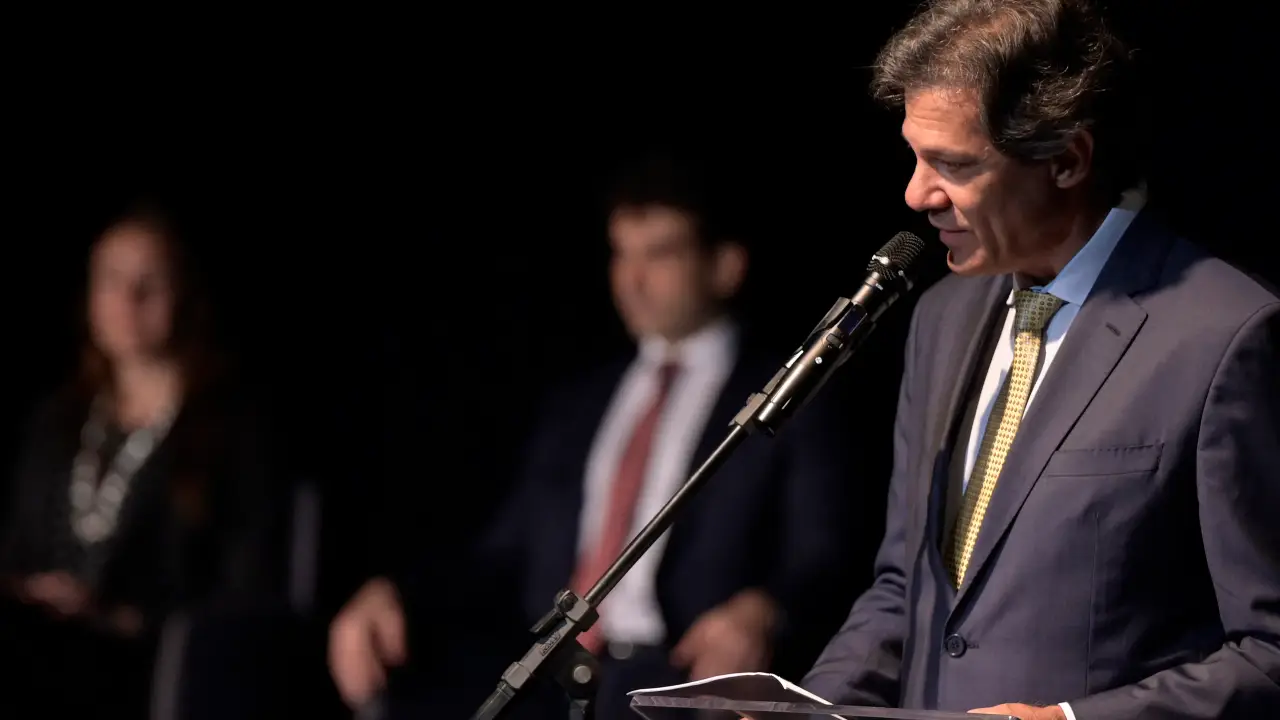 Especialistas destacam, entre os Planos de Haddad para os combustíveis estão a manutenção da dívida bruta. Redução no combustível só está prevista para depois de 2026