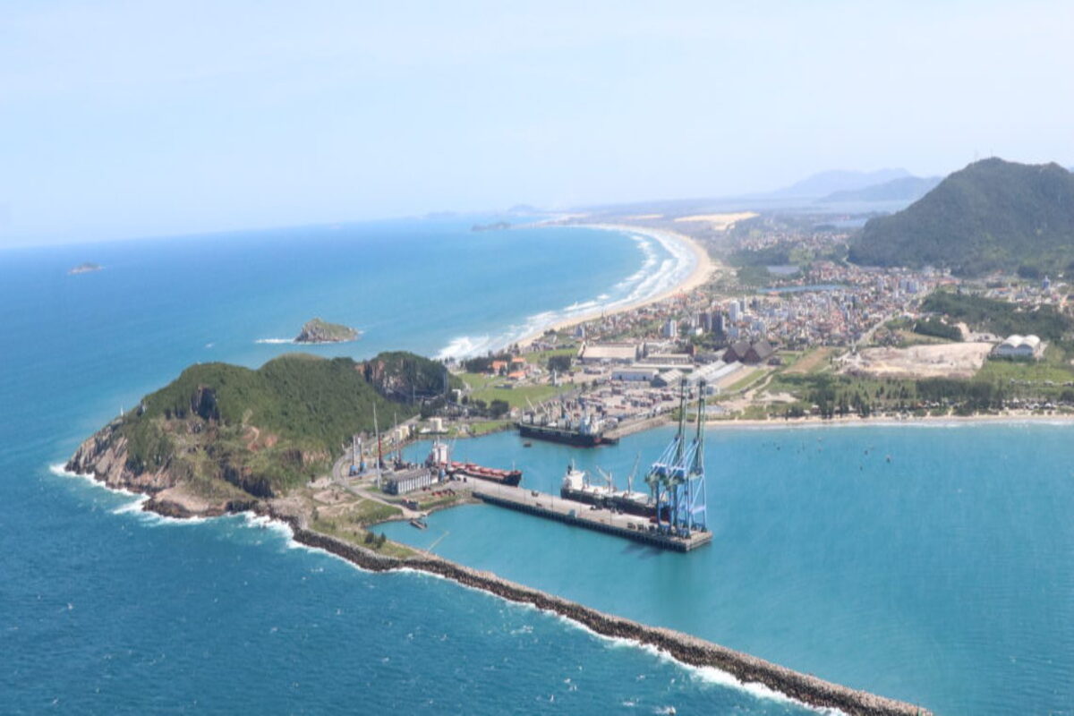 A empresa de Transportes Marítimos, Santos Brasil, faz ampliações para operações de cargas gerais em Imbituba. Para que fosse atendida a alta demanda da região Sul, a Santos Brasil obteve autorização para a instalação de armazém lonado de 7,7 mil m² na Tecon