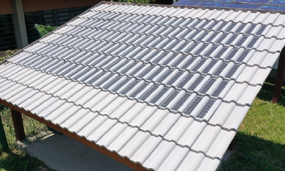 Inédita telha solar que gera energia elétrica promete revolucionar a construção civil