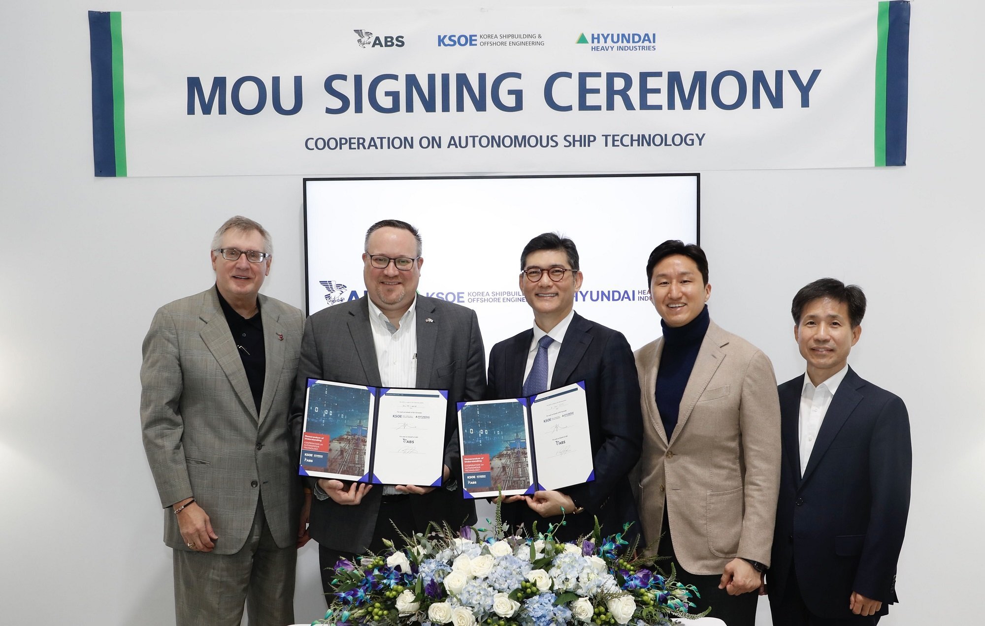 O memorando de entendimento firmado entre as empresas é uma continuação do acordo estratégico previsto em 2022 entre ambas. A ABS e a HD Hyundai pretendem desenvolver novos projetos de navios autônomos em cooperação durante o acordo.