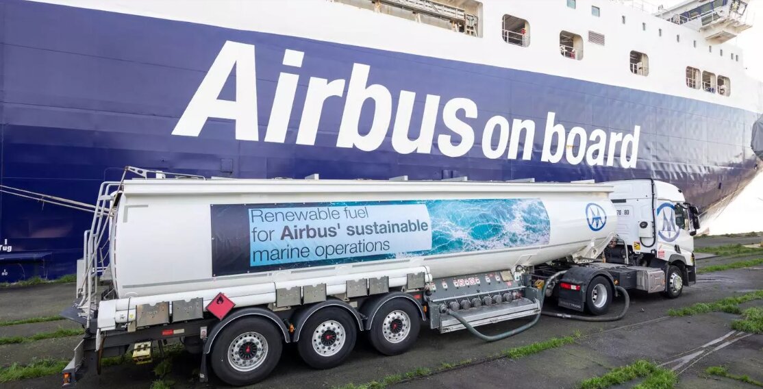 O novo combustível renovável com diesel verde em sua mistura é a próxima aposta da companhia para o futuro do mercado global. A Airbus deu início aos testes do produto na embarcação Ciudad de Cadiz e busca minimizar emissões de CO2 no transporte marítimo.