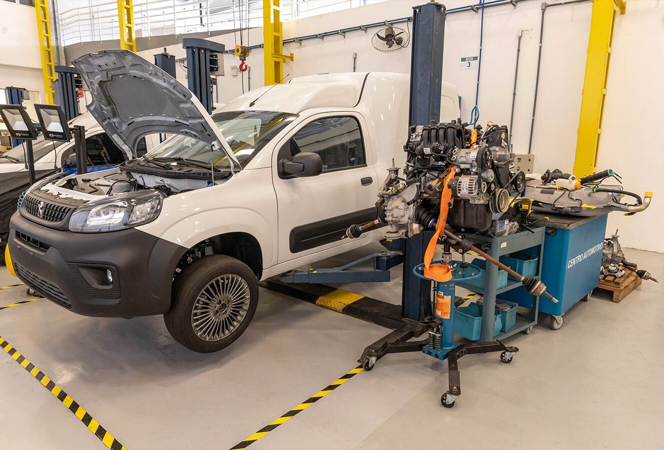 O projeto visa oferecer uma solução sustentável que contribua para a descarbonização do setor de transportes no mundo. A Stellantis se uniu ao SENAI para desenvolver a tecnologia de conversão de veículos à combustão em veículos elétricos.