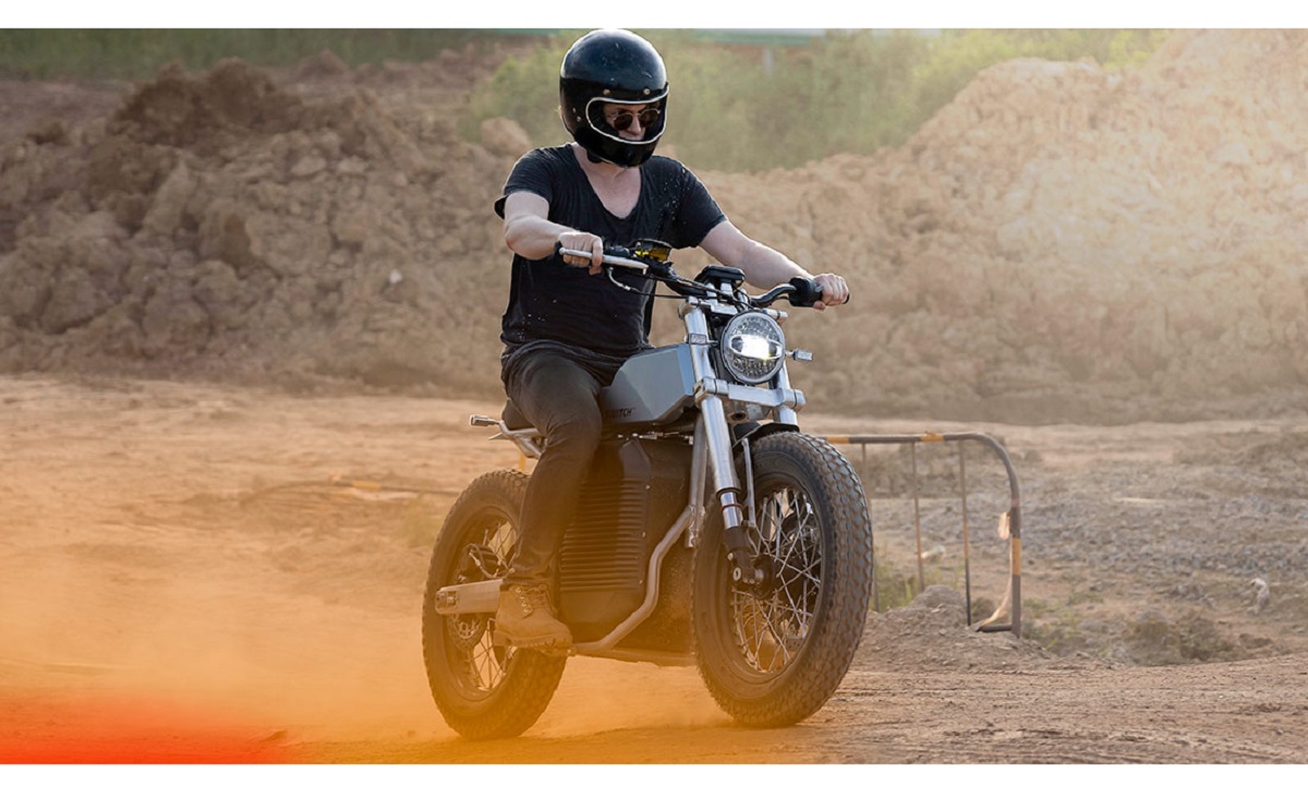 Moto elétrica, off-road, carga, carregamento