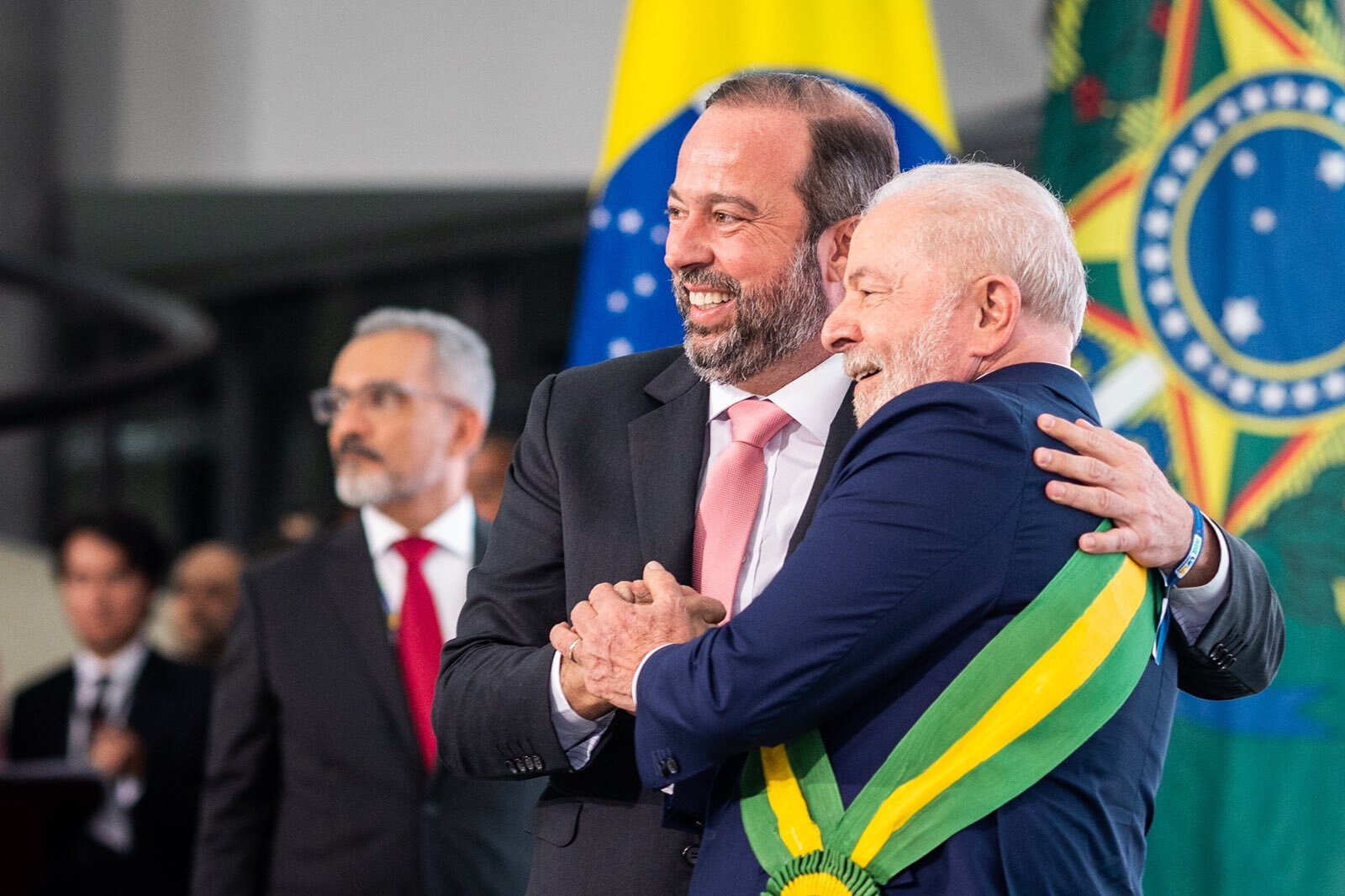 Os projetos de refino de combustíveis da Petrobras estavam sofrendo fortes desinvestimentos nos últimos anos. O novo ministro de Minas e Energia do Governo Lula, Alexandre Silveira, reafirmou o compromisso com o povo brasileiro na expansão da capacidade das refinarias nacionais.