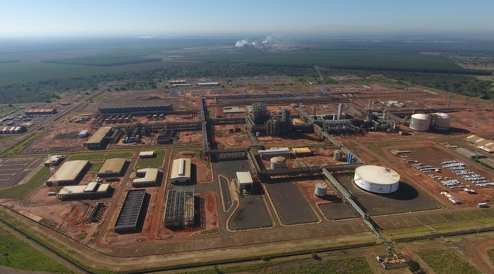 Carlos Fávaro, atual Ministro da Agricultura, Pecuária e Abastecimento, expõe que a Petrobras deve retomar a construção da UFN-3 e demais fábricas de fertilizantes. No entanto, quem concorda parcialmente com essa ideia é a Simone Tebet, Ministra do Planejamento e Orçamento do Brasil.