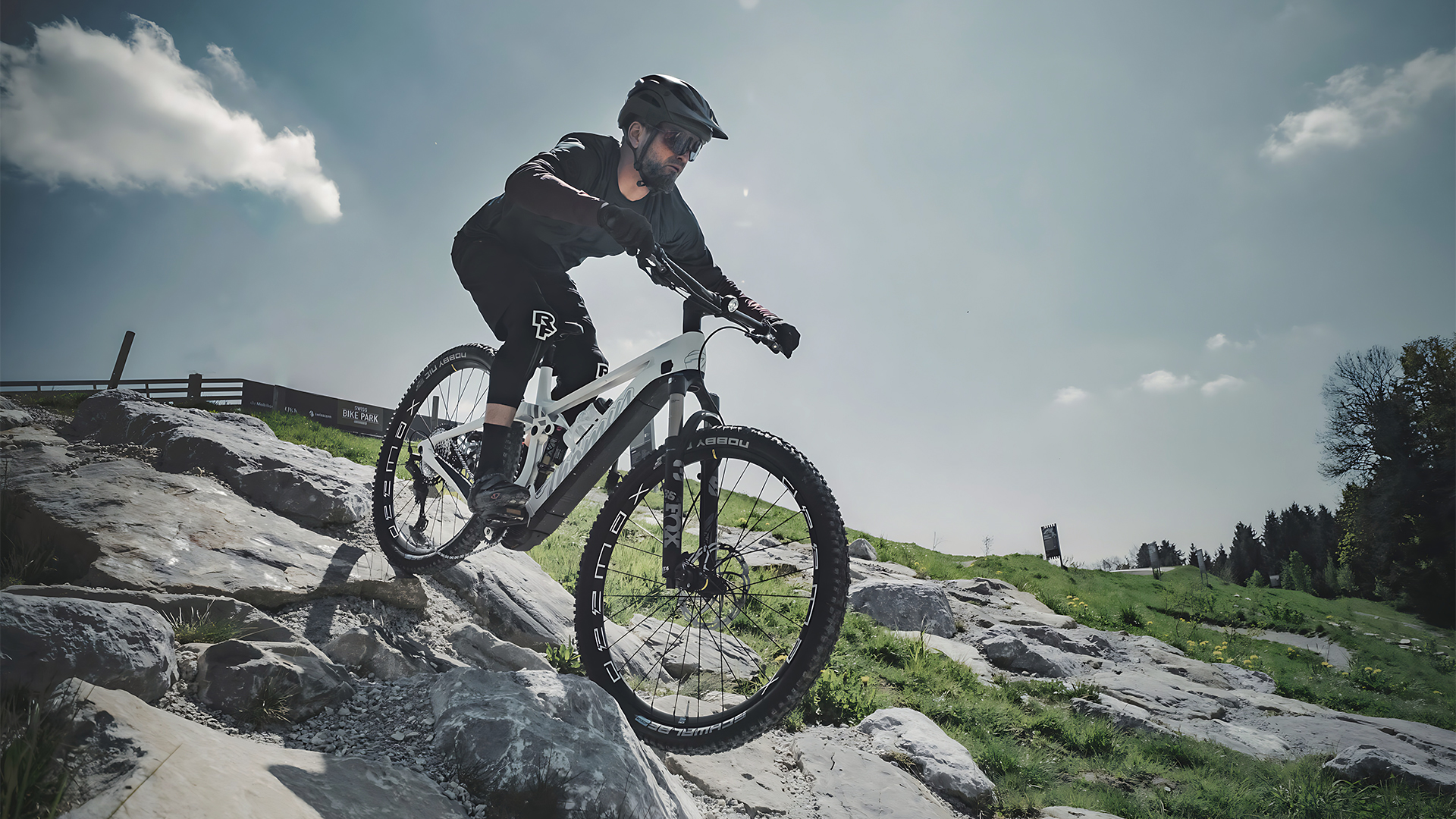 Bicicleta elétrica super leve pesa apenas 11,3 quilos e tem motor inspirado em modelo da NASA capaz de produzir mais de 300 watts de potência de pico