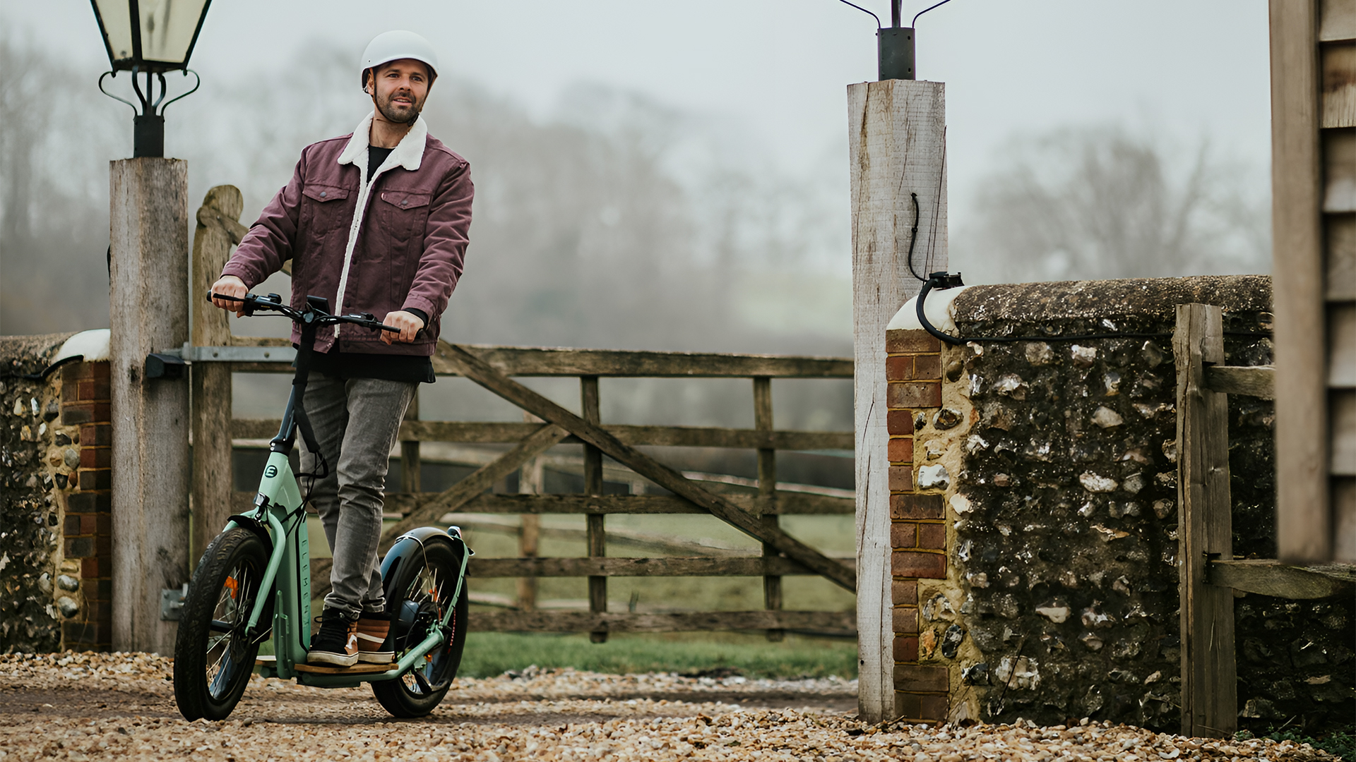 Patinete elétrico mais seguro do mundo oferece deslocamento urbano com estilo e segurança, pois possui guidão mais largo, freios a disco e pneus de 20x3 polegadas