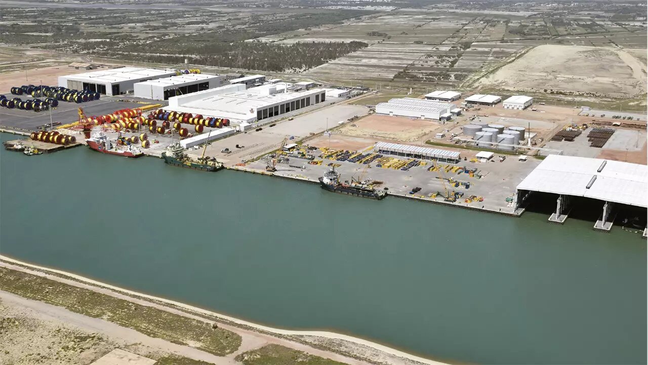 O complexo portuário fluminense deve aproveitar o crescimento das indústrias de baixo carbono para os próximos anos. A administração do Porto do Açu quer atrair novos investimentos na siderurgia, no ramo de fertilizantes e no mercado das energias renováveis.