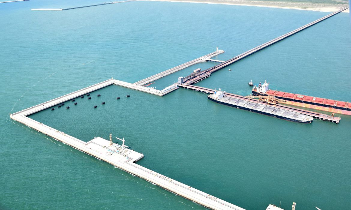 A companhia assinou um contrato de prestação de serviços de transbordo de petróleo com a Petronas. A primeira operação de movimentação do combustível no Terminal do Porto do Açu foi um sucesso, sendo acompanhada pela petroleira com a Vast.