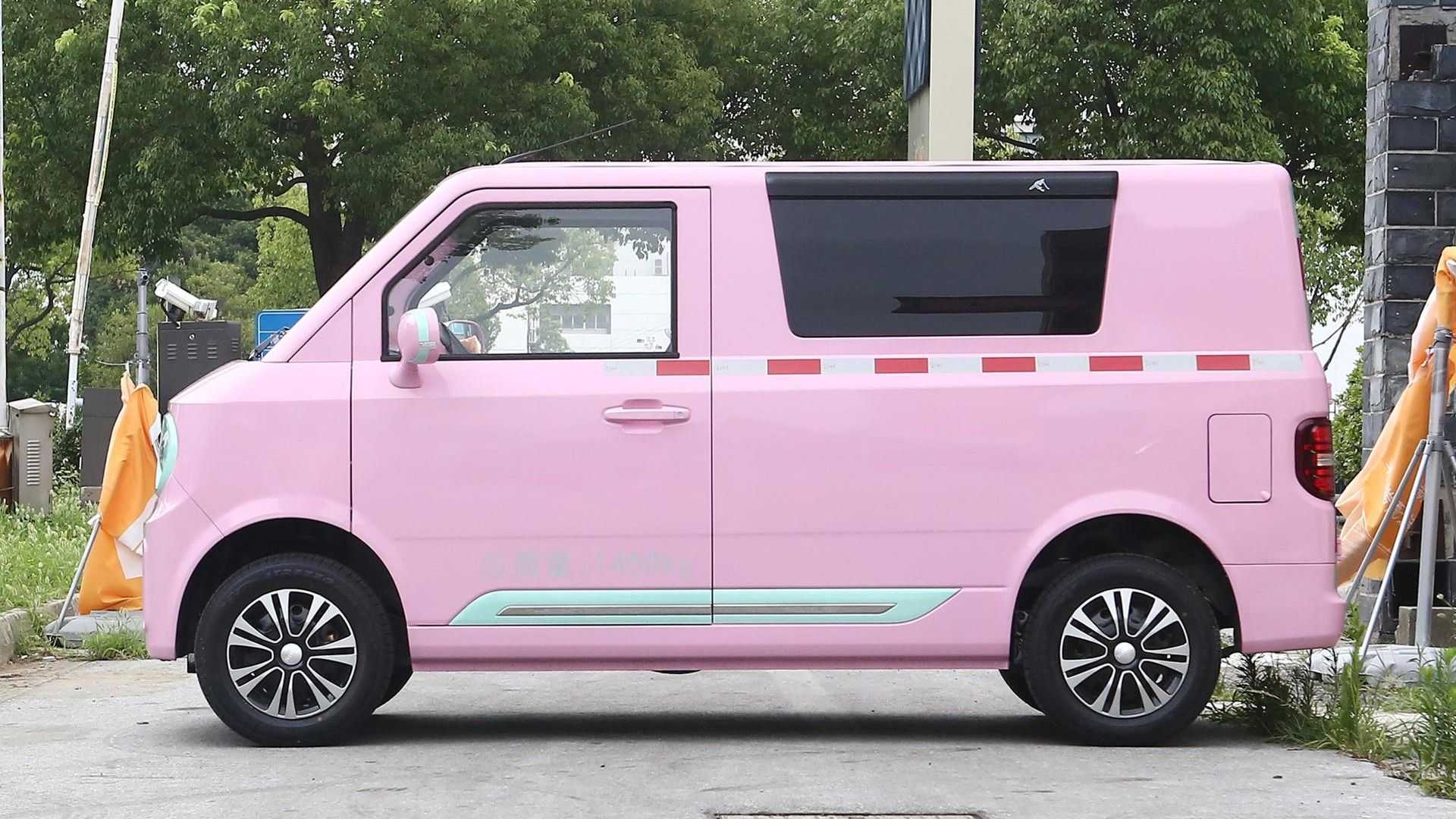 Alibaba lança mini furgão elétrico surpreendentemente acessível, com preço equivalente a R$ 22.000