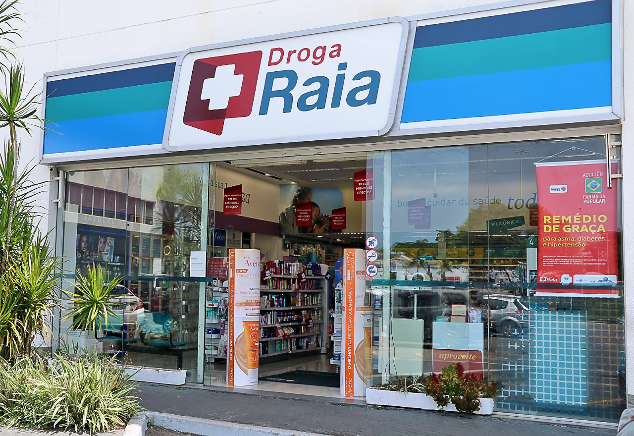 Droga Raia está recrutando novos colaboradores para preencher 360 vagas de emprego em suas lojas ao redor do Brasil 