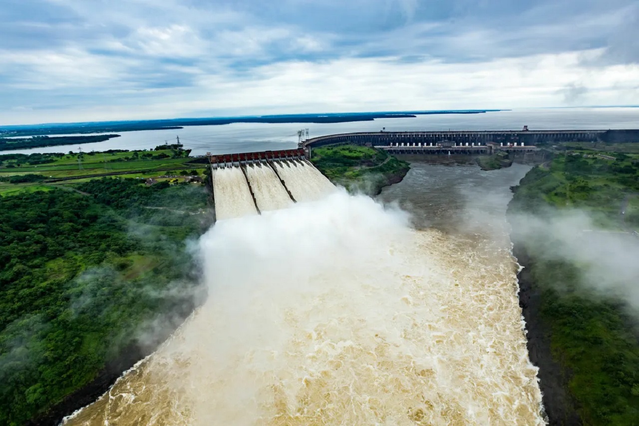 Novo diretor de Itaipu anuncia aumento na tarifa de energia da usina, resultando em custos mais elevados na conta de luz dos consumidores brasileiros