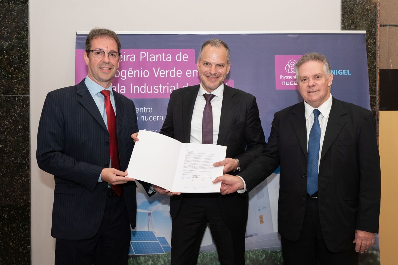 A assinatura do acordo foi realizada em Belo Horizonte, reforçando o interesse das empresas no mercado energético nacional. A Thyssenkrupp e a Unigel unirão forças para expandir a produtividade de hidrogênio verde na usina em desenvolvimento na Bahia.