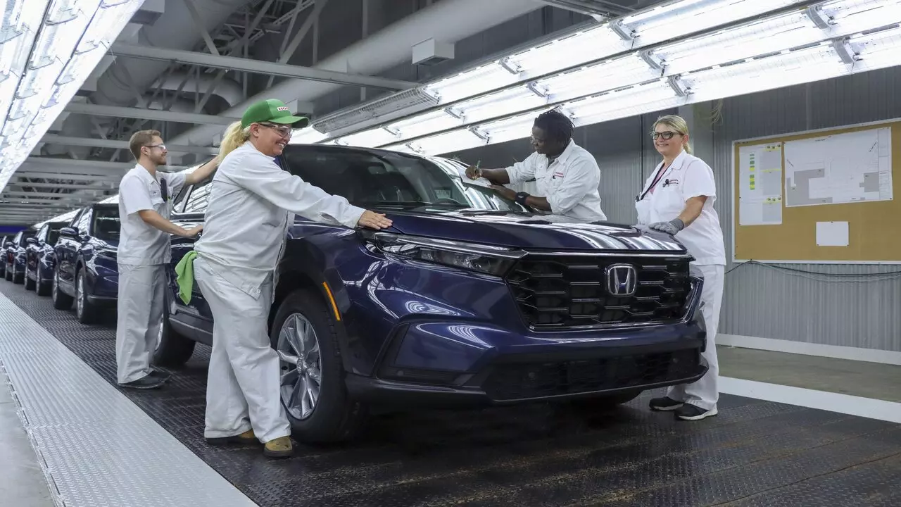 O objetivo da companhia é impulsionar a descarbonização do setor de transportes no mercado internacional. A nova fábrica de produção de veículos elétricos da Honda nos Estados Unidos garante uma boa estratégia de mercado.