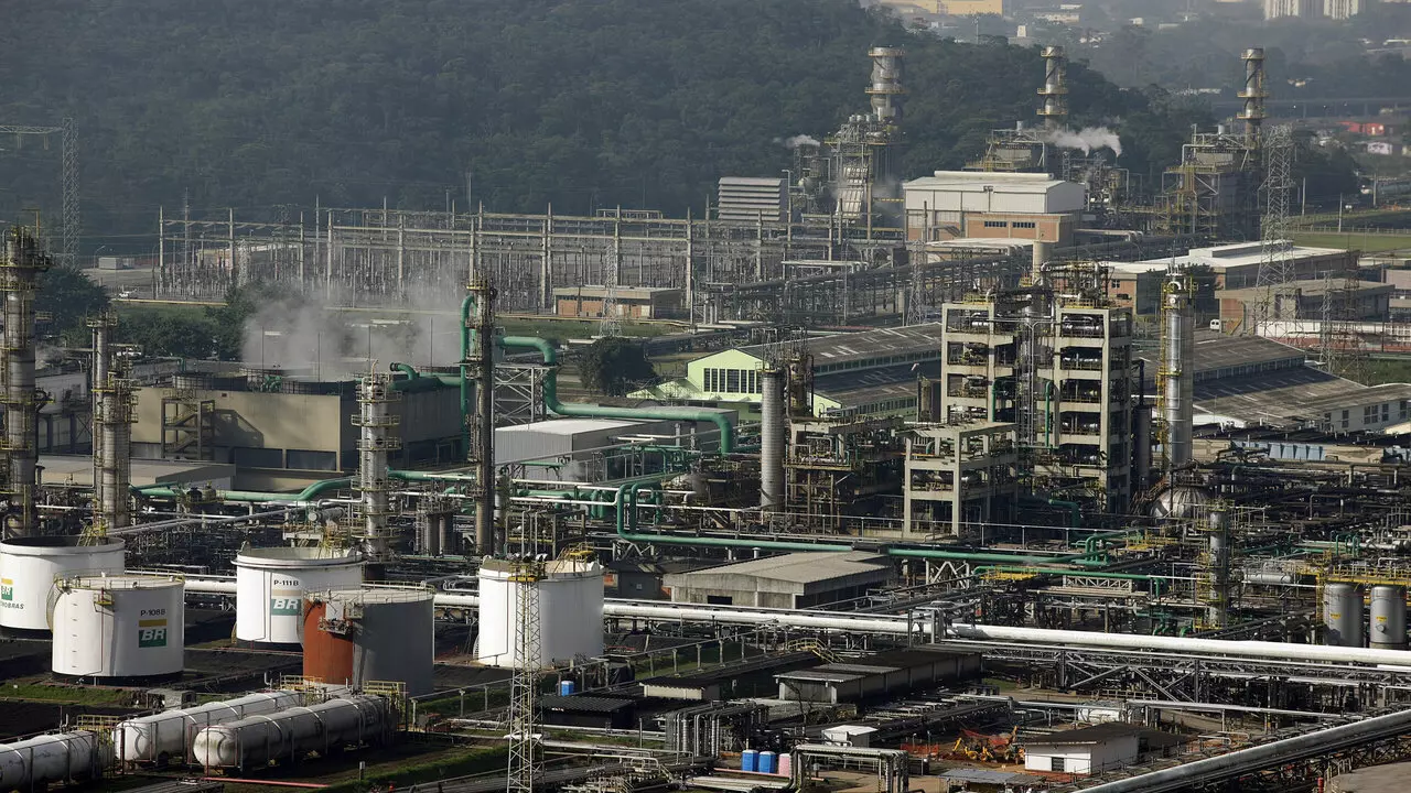 Os investimentos de R$ 720 milhões na parada da Refinaria de Cubatão serão aplicados em melhorias nos equipamentos. O objetivo da Petrobras com a suspensão das operações é preservar a integridade da planta, impulsionando os resultados futuros.