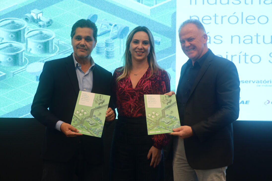 Ricardo Ferraço, Cris Samorini, and Renato Casagrande during the launch of the Yearbook - Photo Hélio Filho