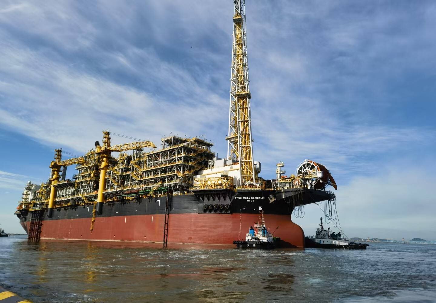 Após passar por operações de comissionamento, finalmente a plataforma FPSO Anita Garibaldi deixou o Estaleiro Jurong Aracruz com destino à Bacia de Campos