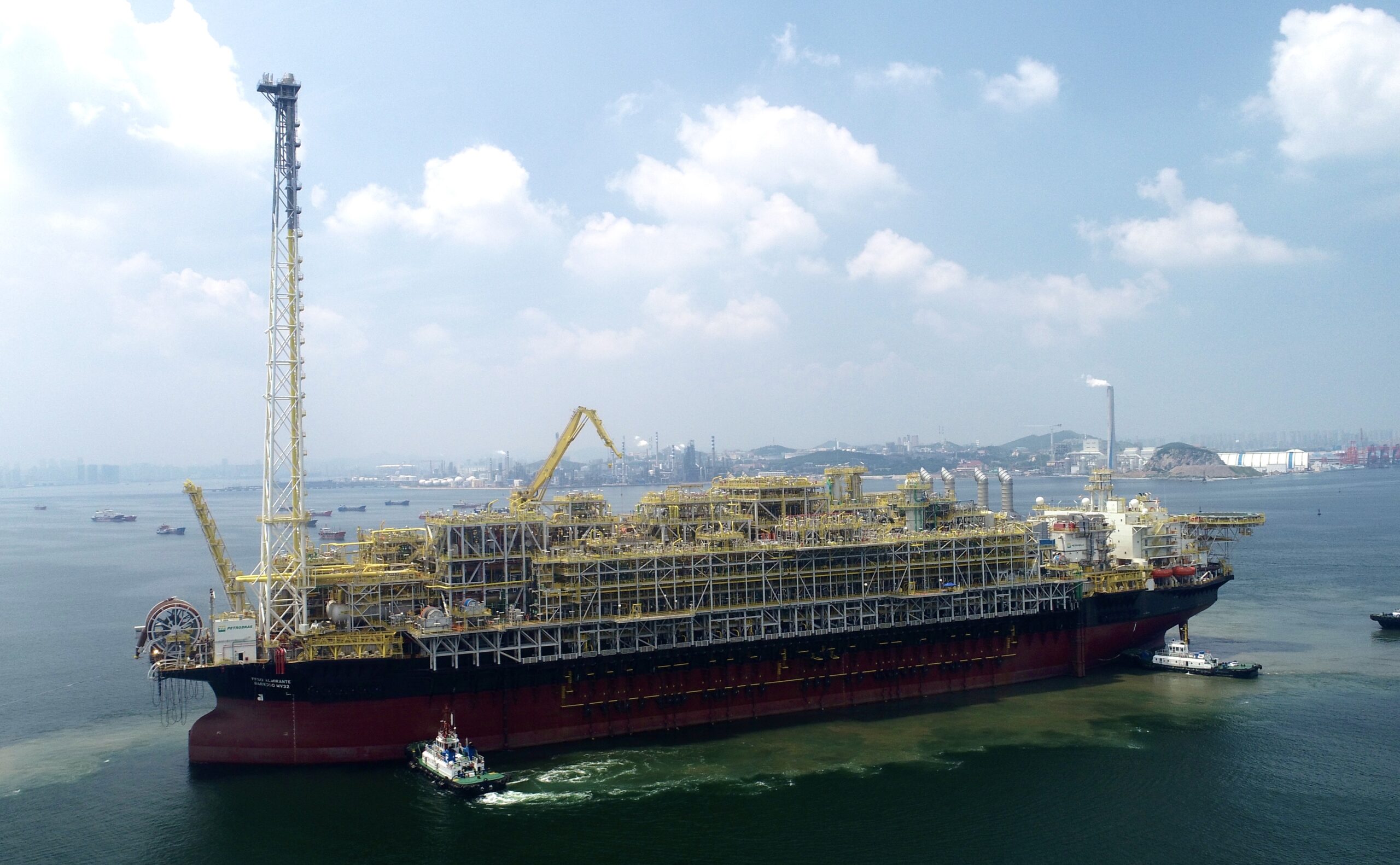 A plataforma FPSO será a mais nova aposta da Petrobras para a produção na região do pré-sal brasileiro. Com a autorização do Ibama, o Almirante Barroso já pode iniciar as atividades na região do Campo de Búzios.